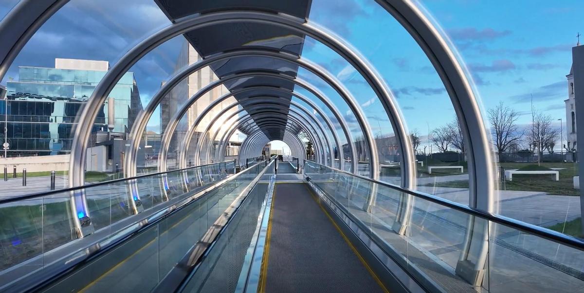 Pasillo rodante de acceso al HUCA, desde el intercambiador de transporte público.