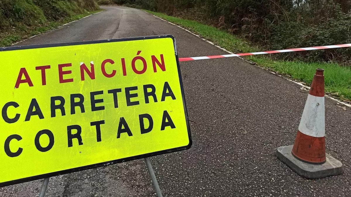 Cartel que indica un corte de carretera, en una imagen de archivo.
