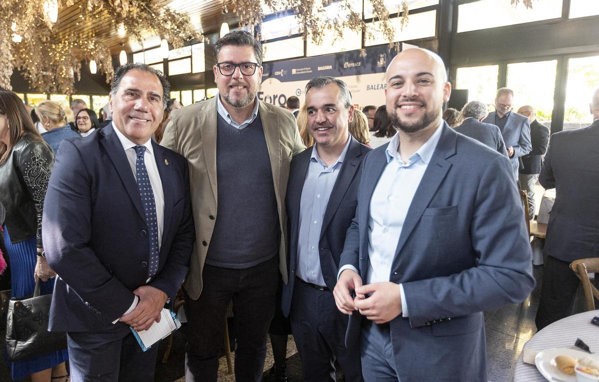 Paco Domene, gerente de Domti; Javier Gutiérrez, diputado autonómico; Antonio Puerto, alcalde del Ayuntamiento de Aspe y Juan José Hernández Rico, alcalde del Ayuntamiento de Monforte del Cid, posan en un momento del encuentro.