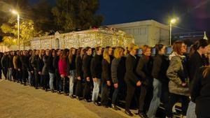 Multitud de costaleras del paso de La Victoria de la hermandad de la Flagelación y Gloria en un ensayo en las calles de Elche.