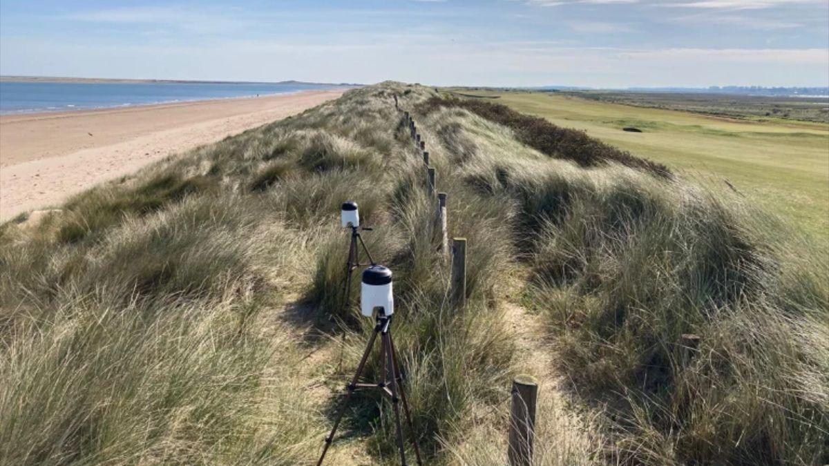 Dispositivos de muestreo de aire en una playa de Norfolk, Reino Unido, recogen material para la secuenciación de ADN.