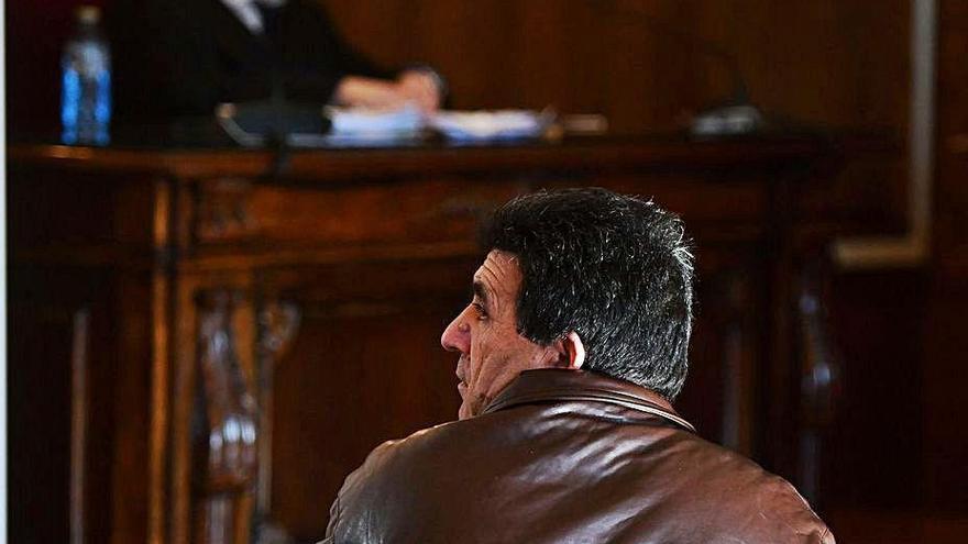 El ahora condenado, en el banquillo de la Audiencia Provincial de Pontevedra, el pasado mes de marzo.