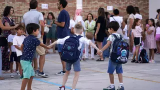 Obras en tejados y fachadas, suelo refrigerante y toldos y pérgolas para combatir el calor en los colegios madrileños