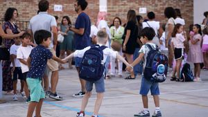 10/09/2024 Niños y padres hacen cola para entrar al colegio el primer día de clase tras la vacaciones de verano, a 10 de septiembre de 2024, en Málaga, Andalucía (España). Hoy arranca el nuevo curso escolar para los alumnos de Infantil, Primaria y Educación Especial en Andalucía. Un total de 717.024 estudiantes retoman sus clases en 2.741 centros educativos repartidos por toda la geografía andaluza. Este regreso marca el inicio del calendario escolar en la región, con miles de familias preparando el retorno a la rutina académica.. SOCIEDAD Álex Zea - Europa Press