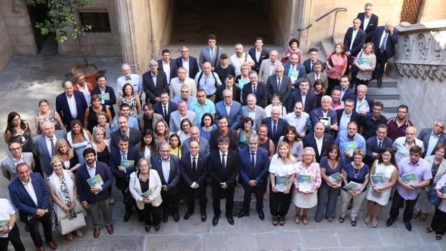 Fotografia de grup dels signants del Pacte per a la Reforma Horària, presa ahir al Palau de la Generalitat.