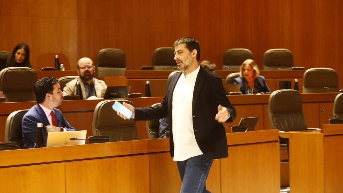 El diputado de IU, Álvaro Sanz, en el momento en el que ha abandonado el pleno de las Cortes de Aragón denunciando insultos de Vox.