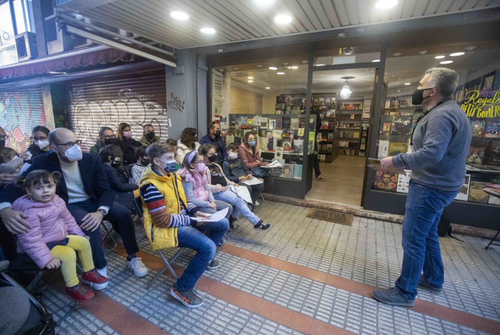 En la librería Ínsula Literària escucharon un cuento. 