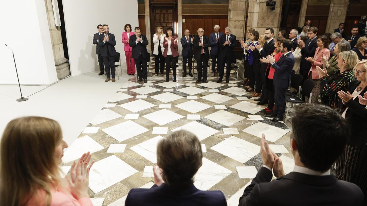 El presidente catalán, Pere Aragonès (d), junto a los miembros de su gobierno, durante el acto de toma de posesión de los nuevos consellers.