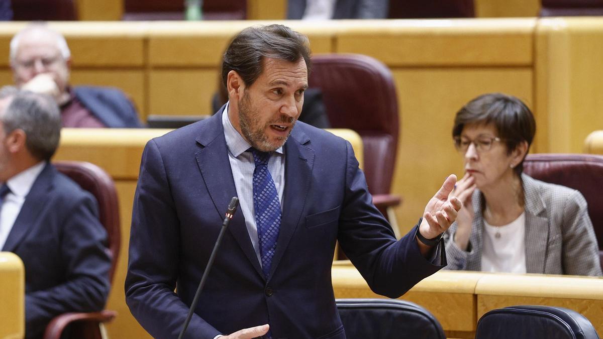 Cara a cara entre Bernabé y Puente en el Senado: "Su paso por Transportes  es como el del caballo de Atila"