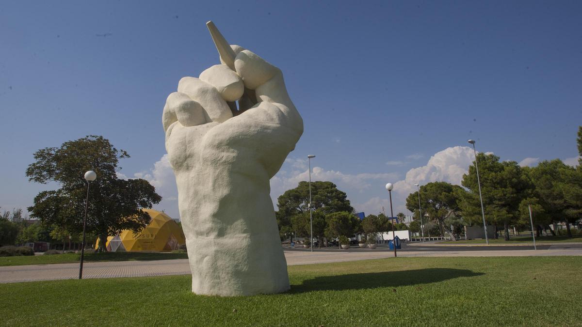 La escultura de Pepe Azorín "Dibuixar l’espai", más conocida como “La mano", en el Campus de la Universidad de Alicante.