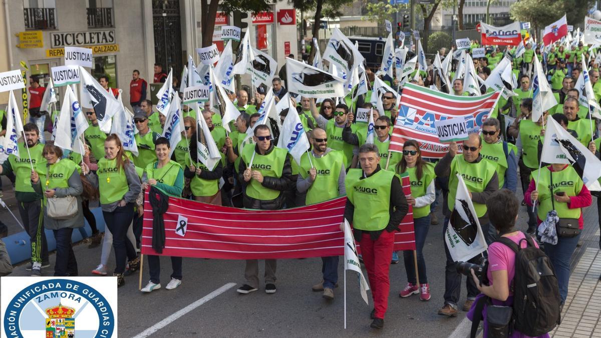 Integrantes de AUGC Zamora se manifiestan en Valladolid.