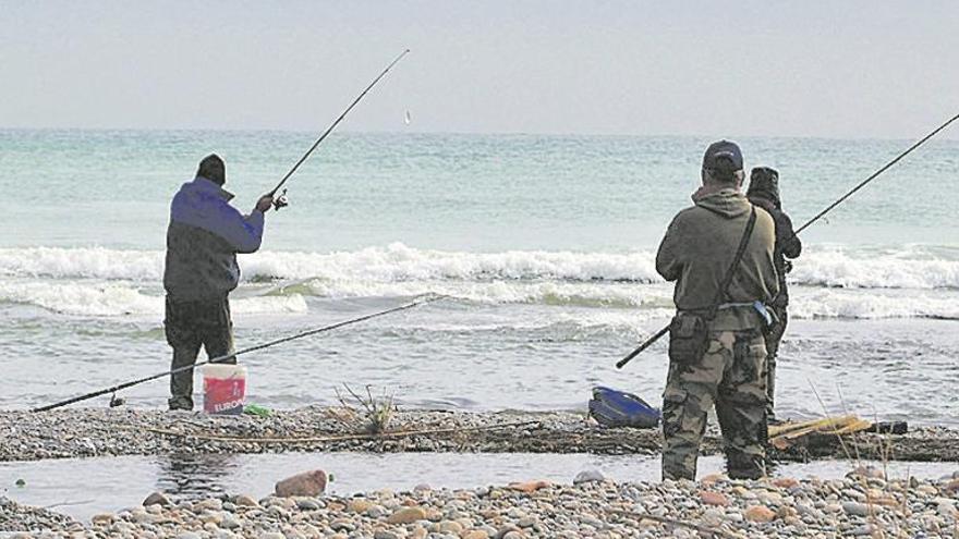 La desembocadura del Millars se abre al mar y atrae a pescadores