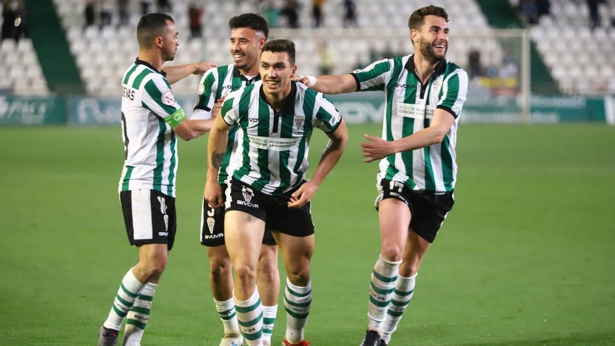 José Cruz, a la derecha, celebra junto al resto de sus compañeros el tanto de Adrián Fuentes ante el San Roque de Lepe.