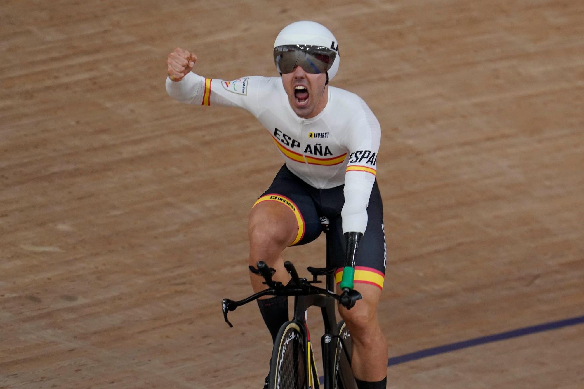 Alfonso Cabello celebra su crono en su prueba reina, en la que consiguió el oro en Tokio 2020