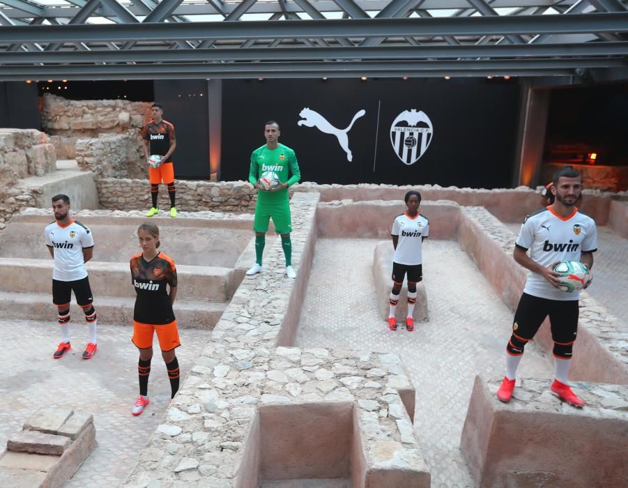 Así es la nueva equipación del Valencia CF para la temporada 2019/2020