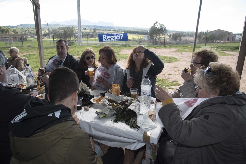 Famílies vingudes d''arreu de la Catalunya central i també de fora comparteixen àpat amb Manresa amb productes de la terra