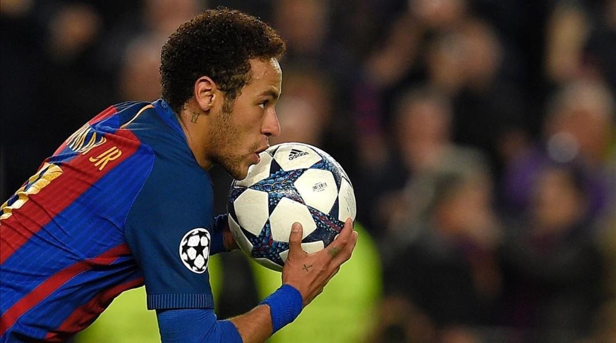 Neymar besa el balón tras marcar: