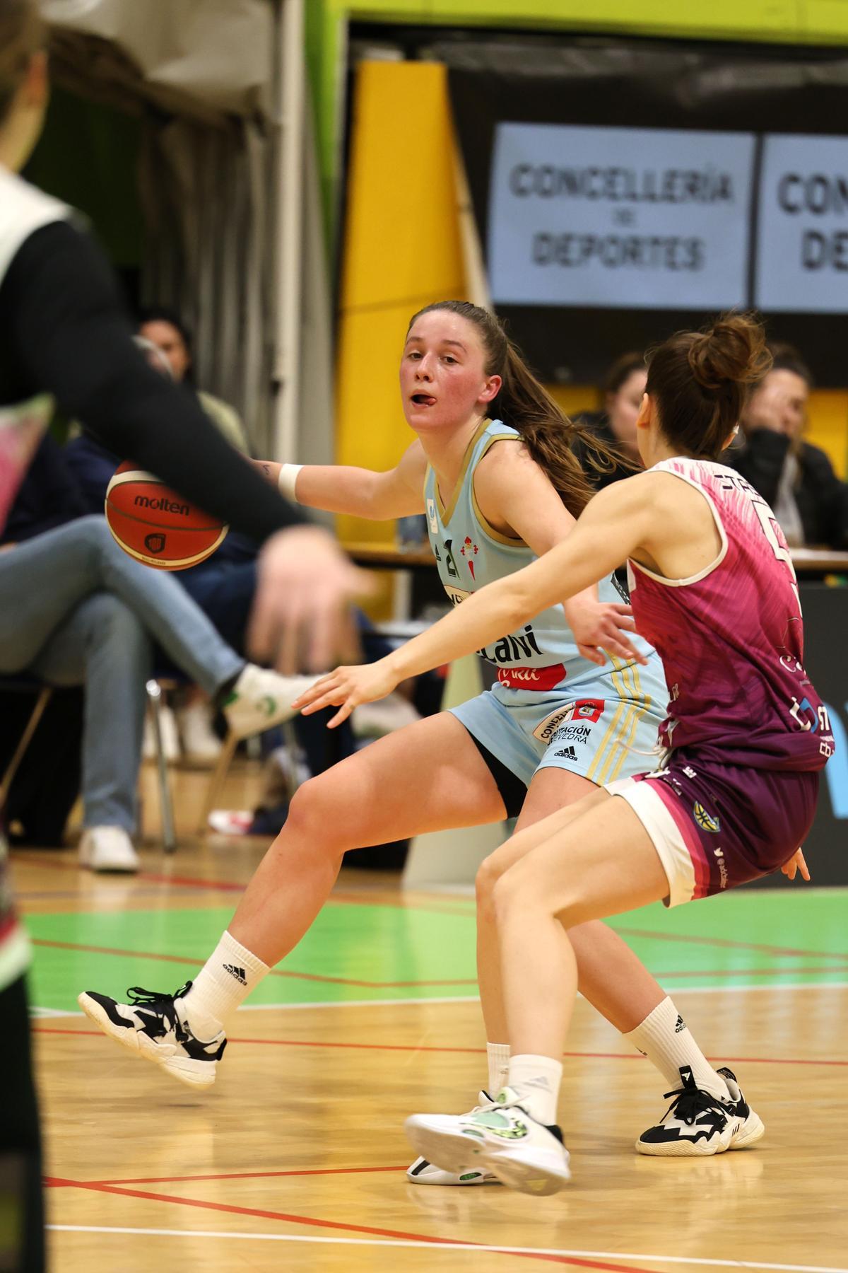 Radka Stasova intenta frenar a una jugadora del Celta.