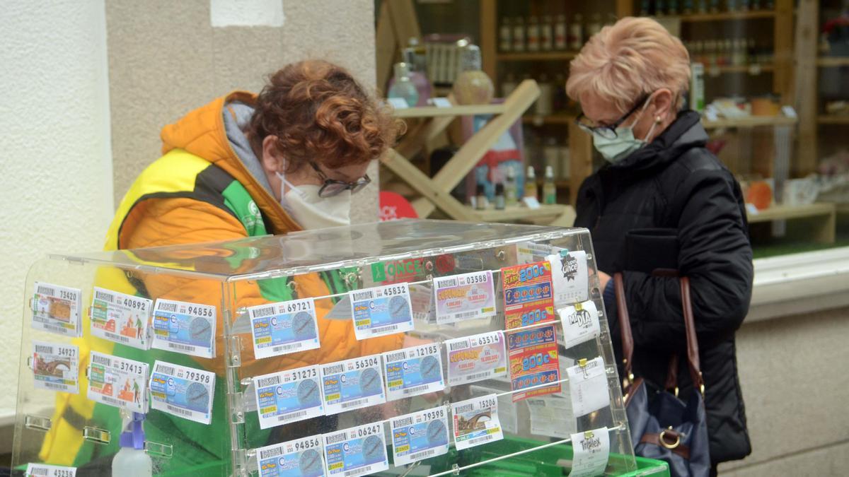 Una vendedora de la ONCE en una calle de Vilagarcía