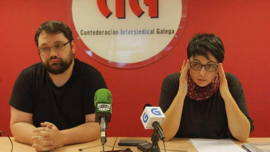 El secretario y la presidenta del comité de empresa del 112 Galicia, ayer, en rueda de prensa. // Xoán Álvarez