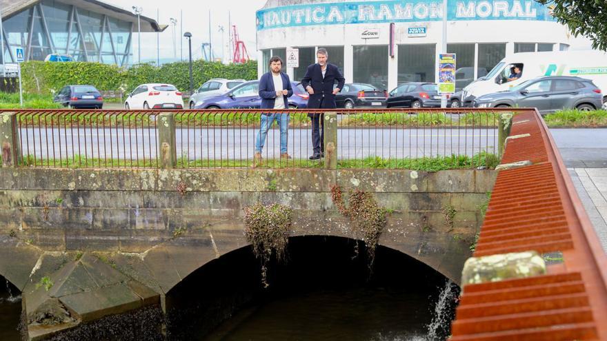 El candidato Julio Torrado y el alcalde Alberto Varela, ayer en la desembocadura del río que quieren dejar a cielo abierto.