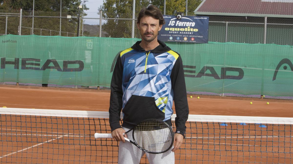 Juan Carlos Ferrero en una de las pistas de su academia de tenis.
