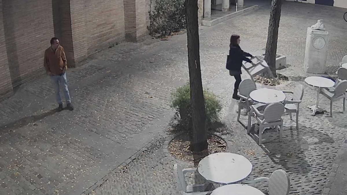 Así roban las sillas de un hotel de Girona