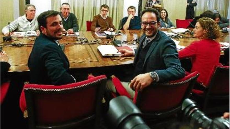 Imatge captada poc abans de l&#039;inici de la reunió «a quatre», amb garzón i Hernando en primer pla.