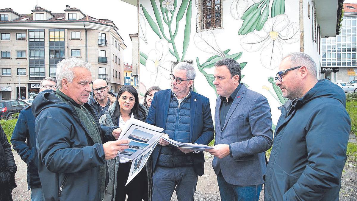 Blas García e Valentín González Formoso, onte, na visita á parcela onde se situará o mercado