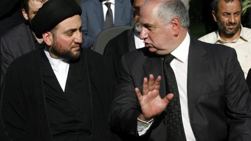 Imagen de archivo de Amar al Hakim (izq), hijo de Abdel Aziz al Hakim, conversa con el ex presidente del Congreso Nacional iraquí Ahmad Chalabi (dcha) mientras asisten al funeral del líder del principal partido chií, Abdel Aziz al Hakim, en Teherán (Irán).