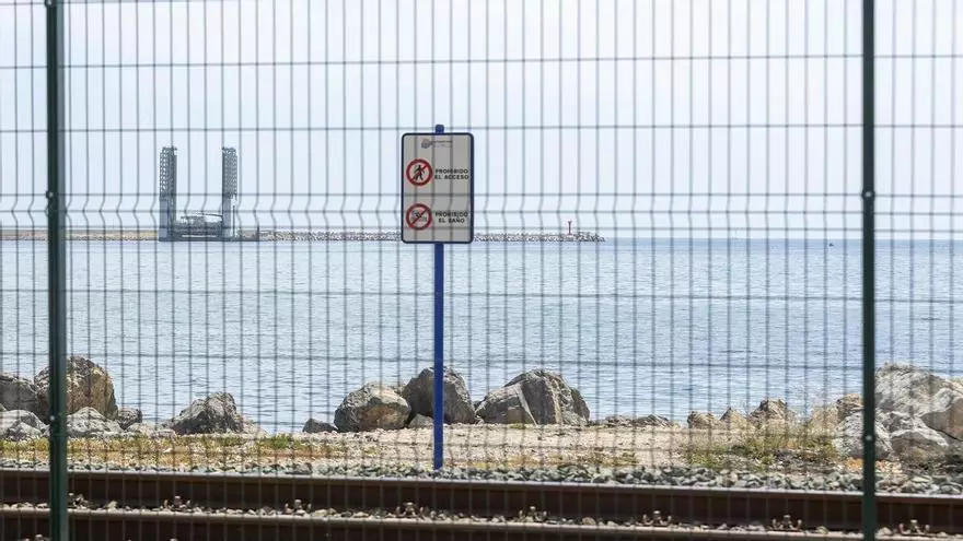 Colocan una valla desde la EUIPO hasta El Palmeral para evitar el paso por las vías del tren