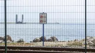 Adif levanta una barrera en San Gabriel para cerrar las vías que han segado diez vidas este siglo