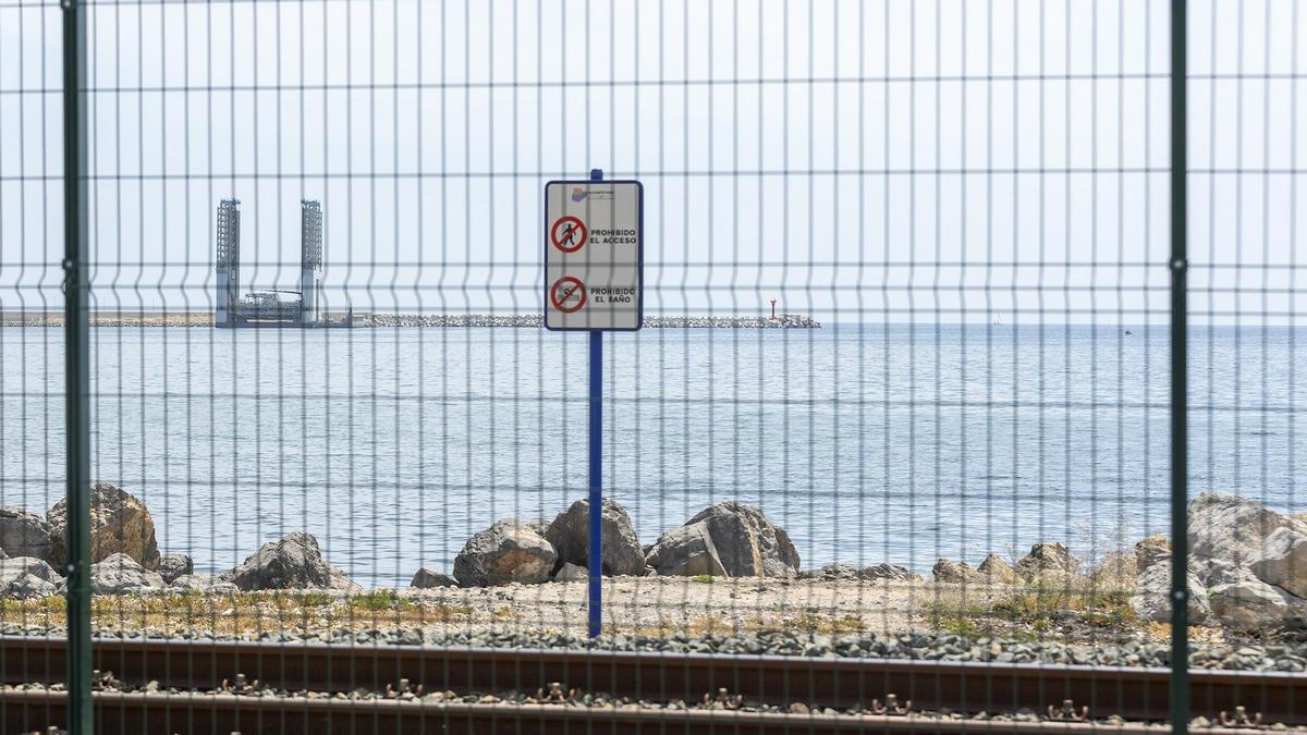 Colocan una valla desde la EUIPO hasta El Palmeral para evitar el paso por las vías del tren