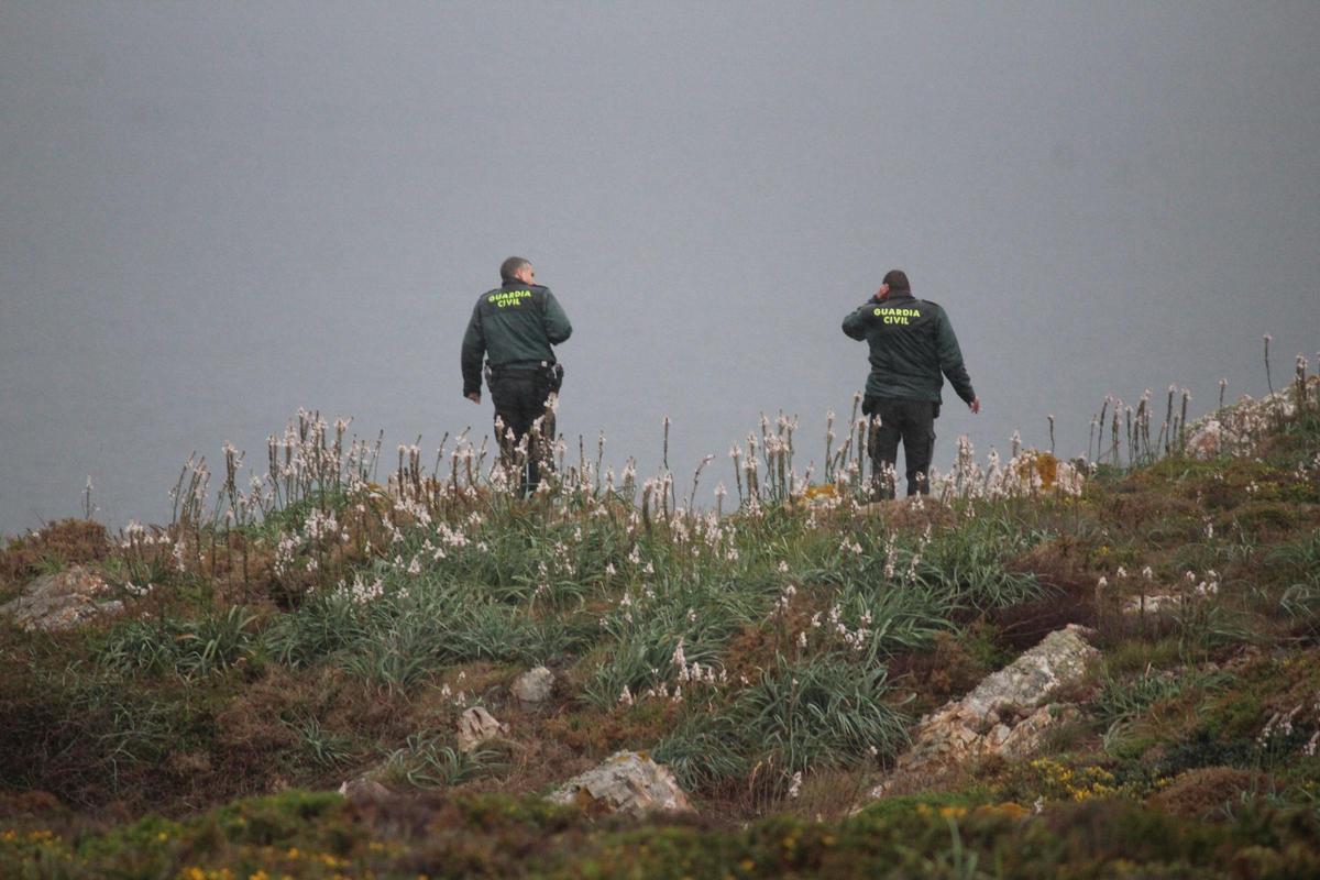 En imágenes: intenso operativo de búsqueda en la costa de El Franco para dar con un pescador francés