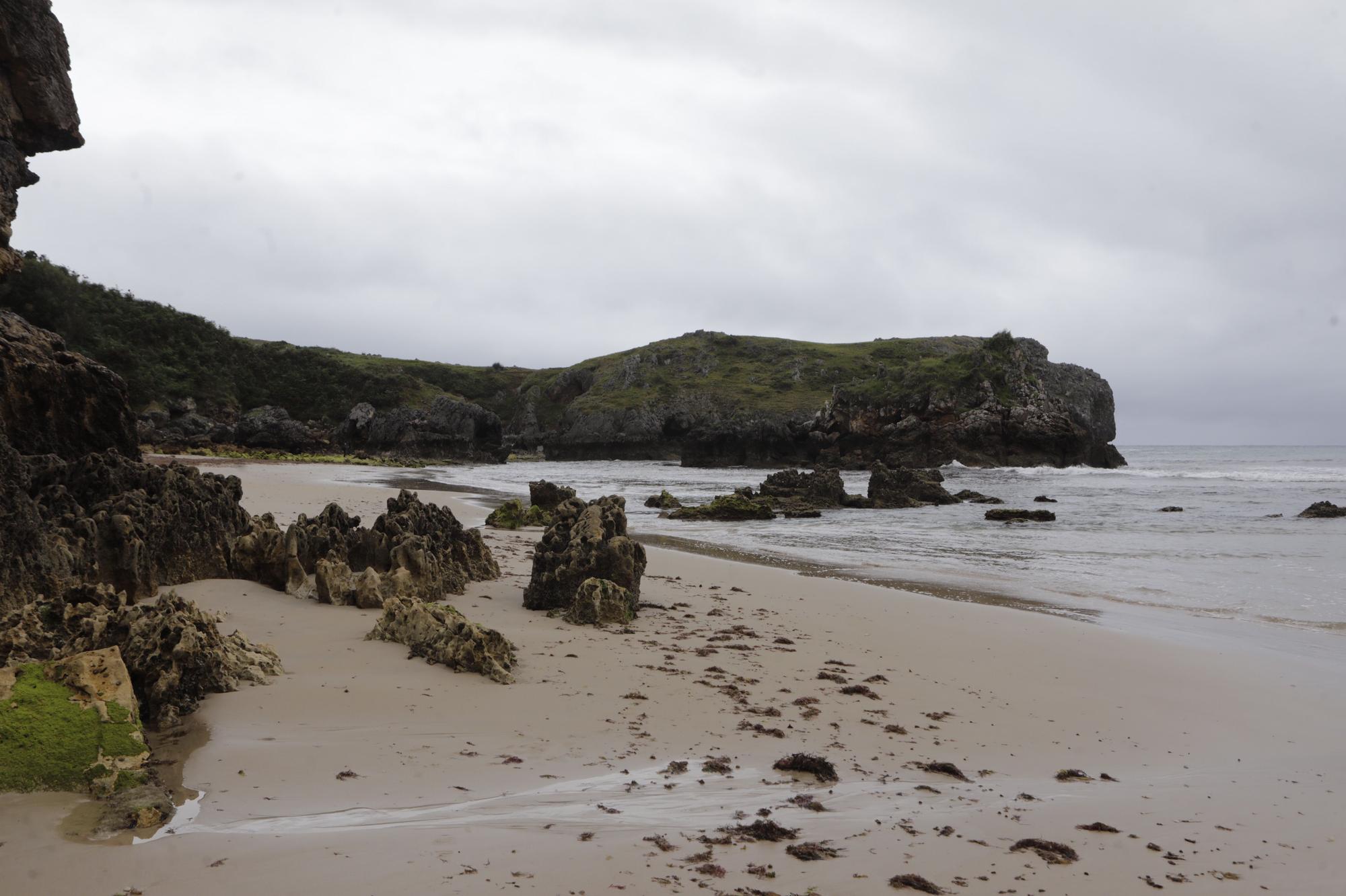 Así es Torimbia, la playa en la que a veces toca taparse