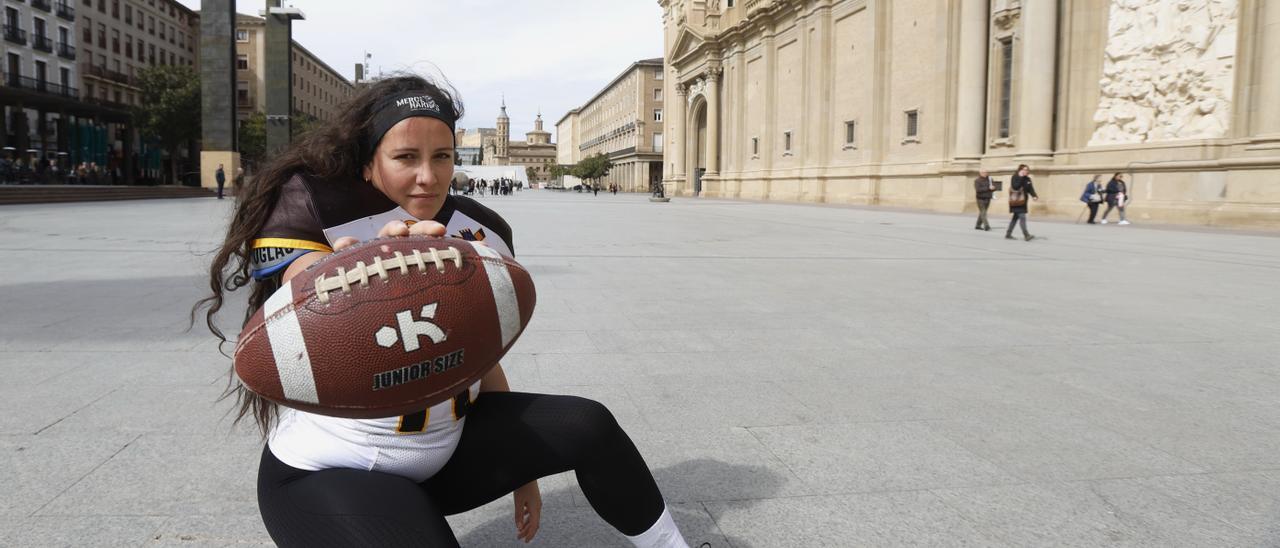 Jasmin Unger posa en la plaza del Pilar con el uniforme de su equipo.