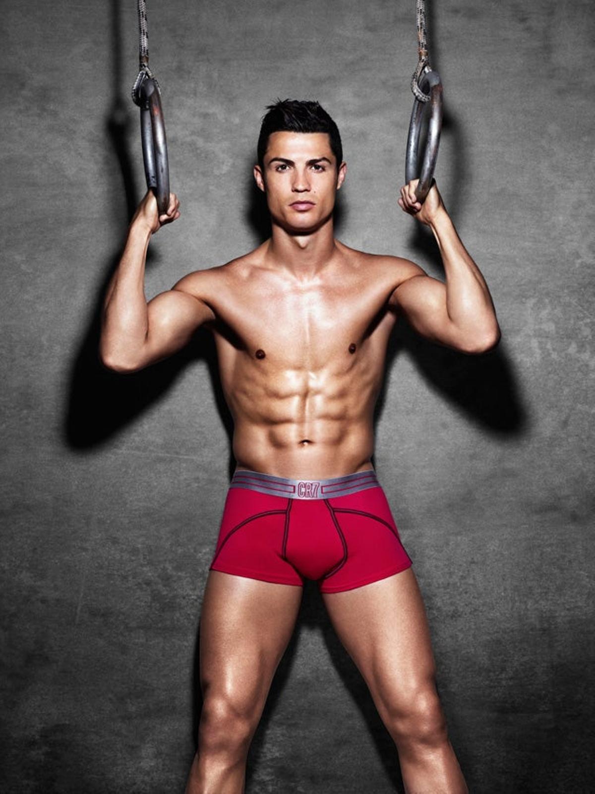 Cristiano Ronaldo posa con uno de sus calzoncillos Cristiano Ronaldo posa con uno de sus calzoncillos