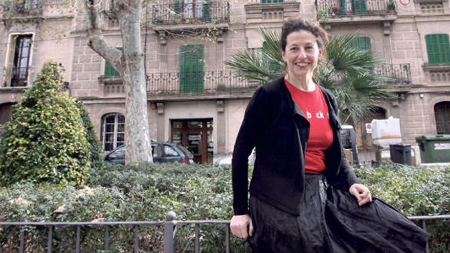 La bailarina y coreógrafa Mariantònia Oliver posando en la plaza de Josep Maria Quadrado, en Sa Gerreria, donde abrirá un centro de creación de teatro físico.