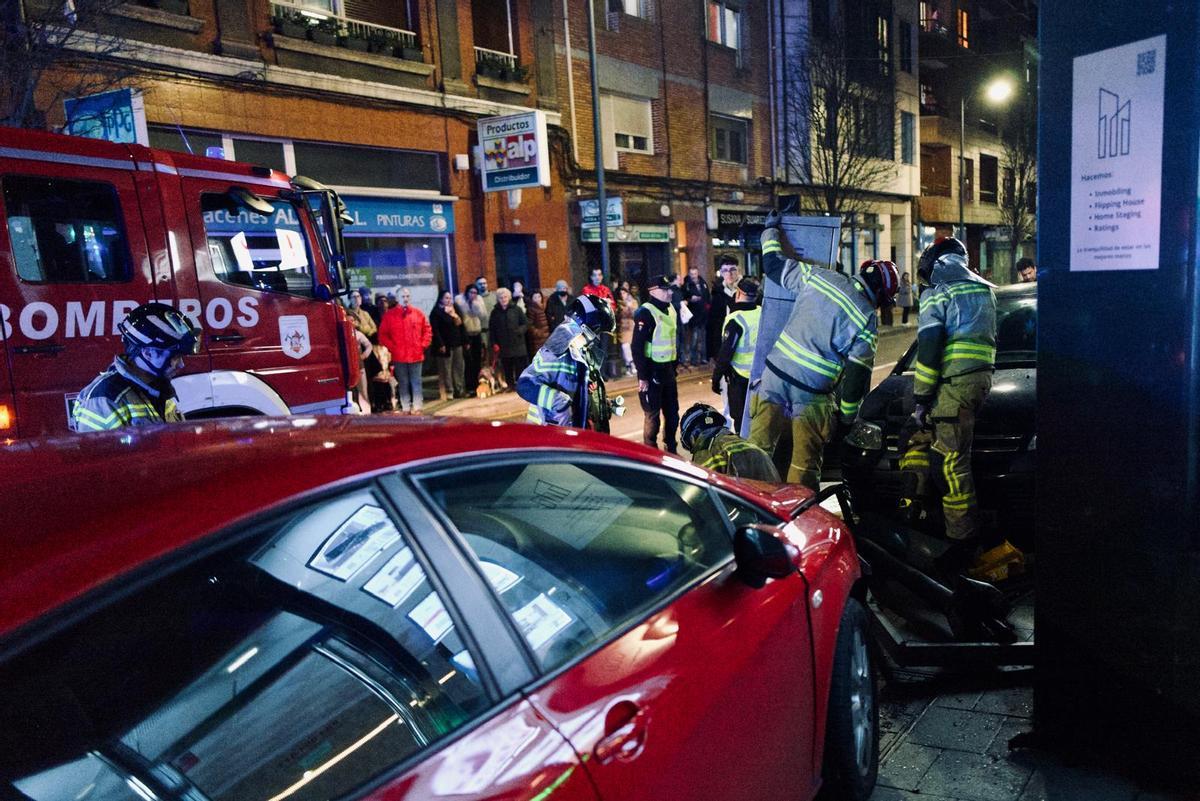 Operativo de Bomberos y Policía en el accidente de la calle Schulz.