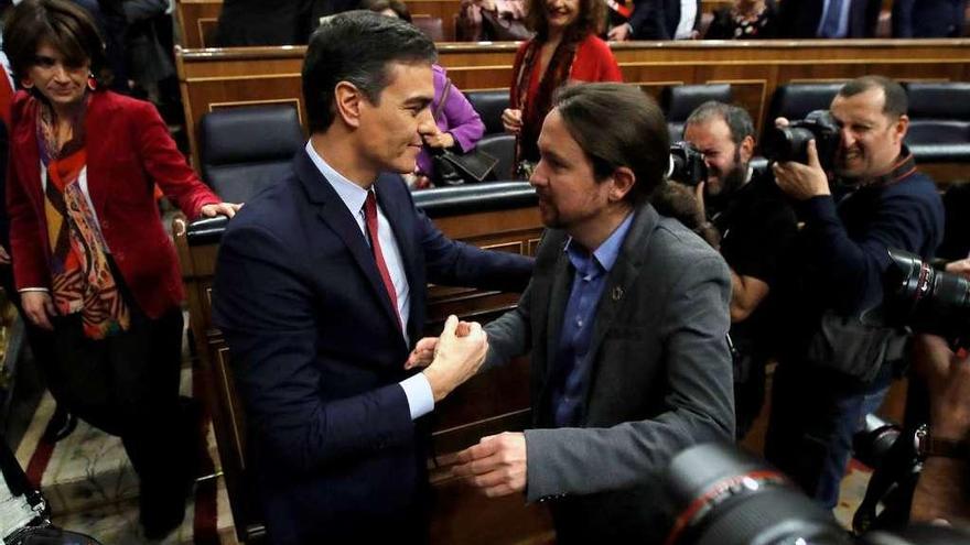 Pablo Iglesias felicita a Pedro Sánchez al término de la segunda y definitiva votación de investidura.