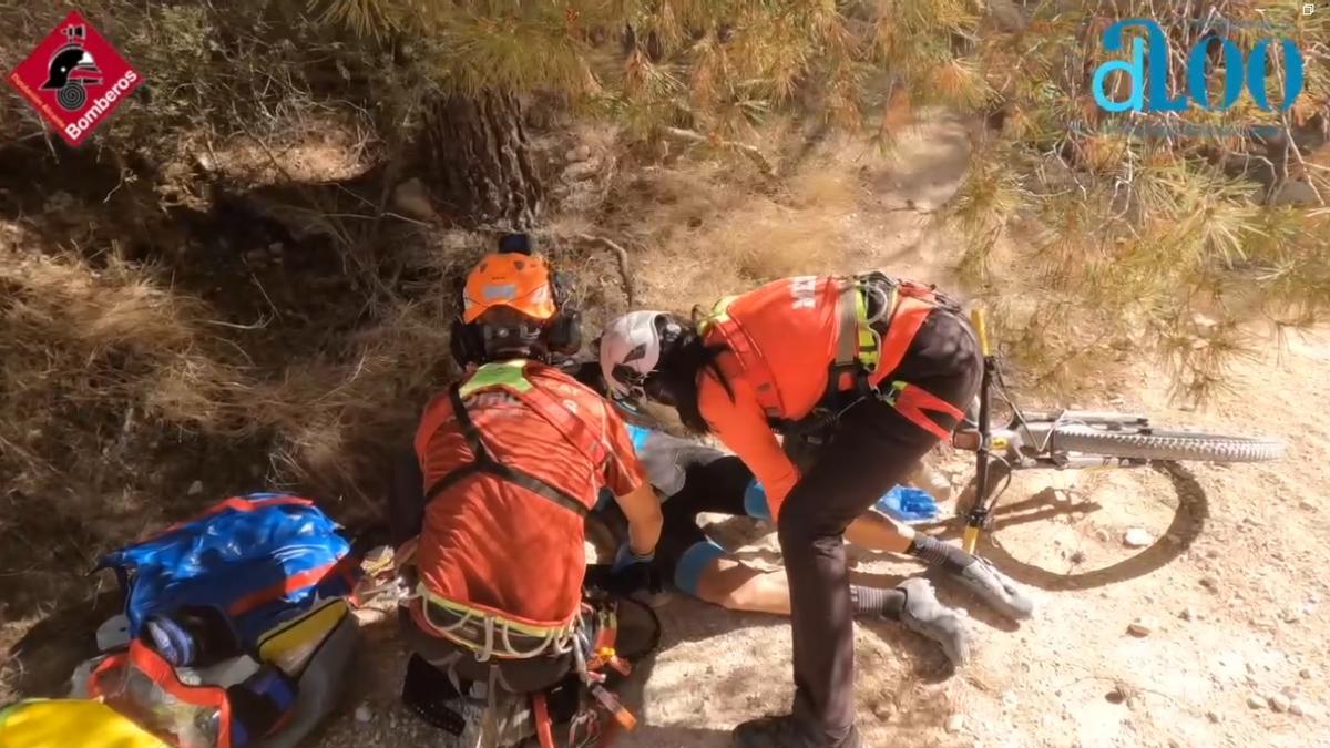 El grupo de rescate de montaña ha socorrido al hombre y lo han acercado al hospital