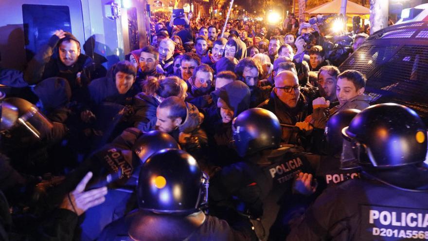 Moment de tensió entre els manifestants i els Mossos.