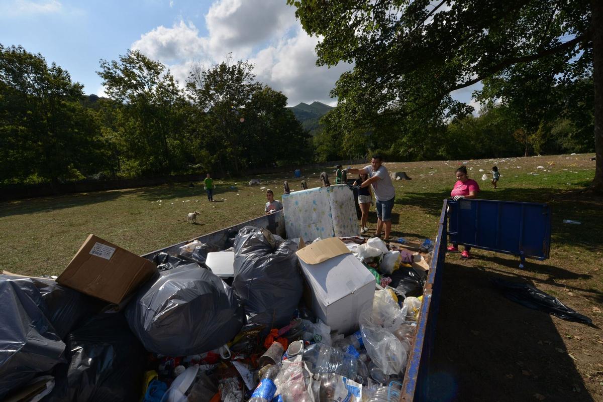 OPERARIOS RECOGIENDO LA BASURA. FIESTAS DE NUESTRA SEÑORA DEL OTERO. JIRA DE LA CHALANA. POLA DE LAVIANA