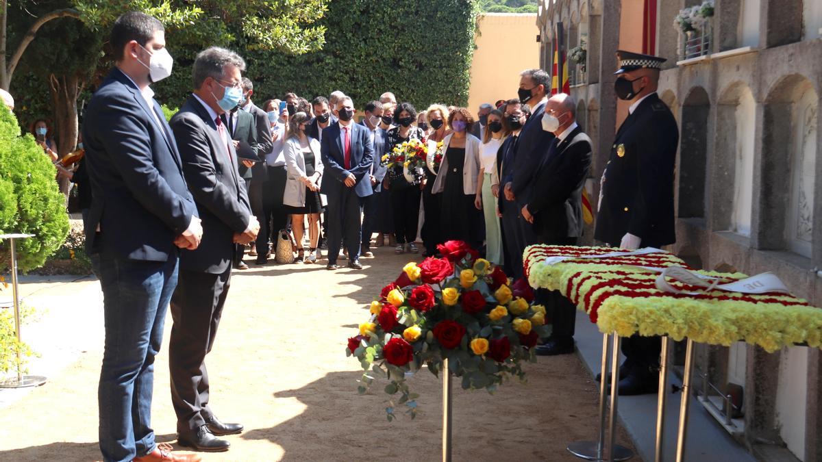 Pla obert del president de la Diputació de Girona, Miquel Noguer, i el vicepresident de la Diputació de Girona, Pau Presas, davant de la tomba de Josep Irla després de l&#039;ofrena floral l&#039;11 de setembre de 2021. (Horitzontal)