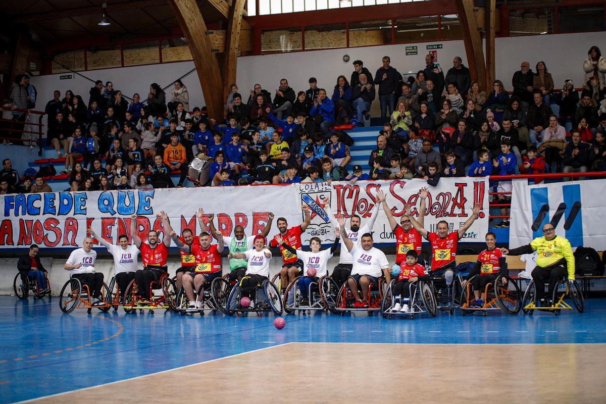 Los jugadores que disputaron el primer partido en Vigo de balonmano en silla de ruedas.