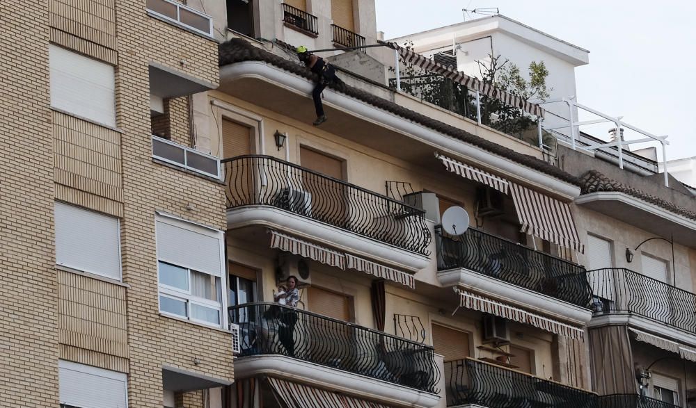 Una mujer amenaza con arrojar a sus hijos desde un cuarto piso en Canals