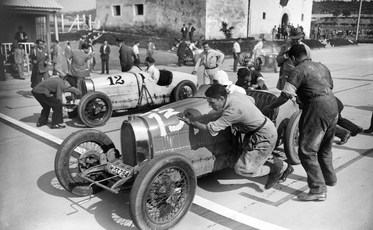 Ros (12) y Morawitz (13) con Bugatti en el II Premio Sitges de coches de carrera en 1931