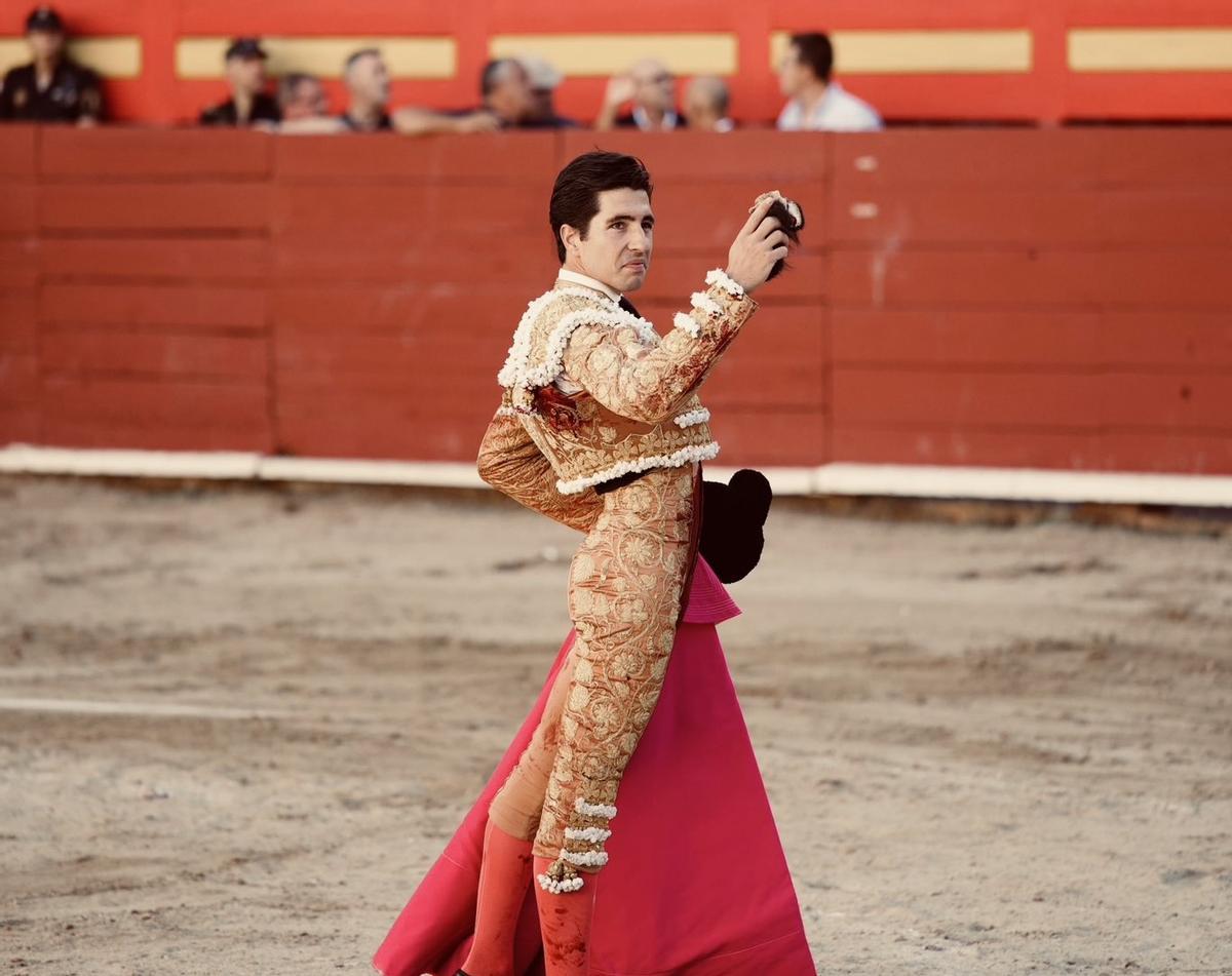 Álvaro Lorenzo con una oreja lograda en Requena