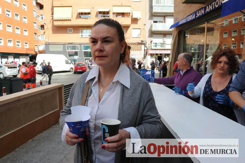 Reparto de buñuelos y chocolate en la ferretería de San Anton