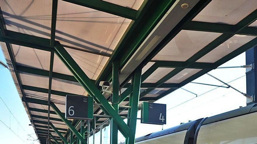 Pasajeros en uno de los andenes de la estación de Vilagarcía.
